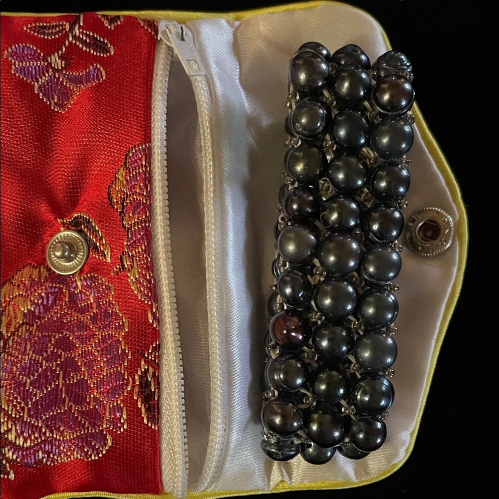 Beaded black bracelet.